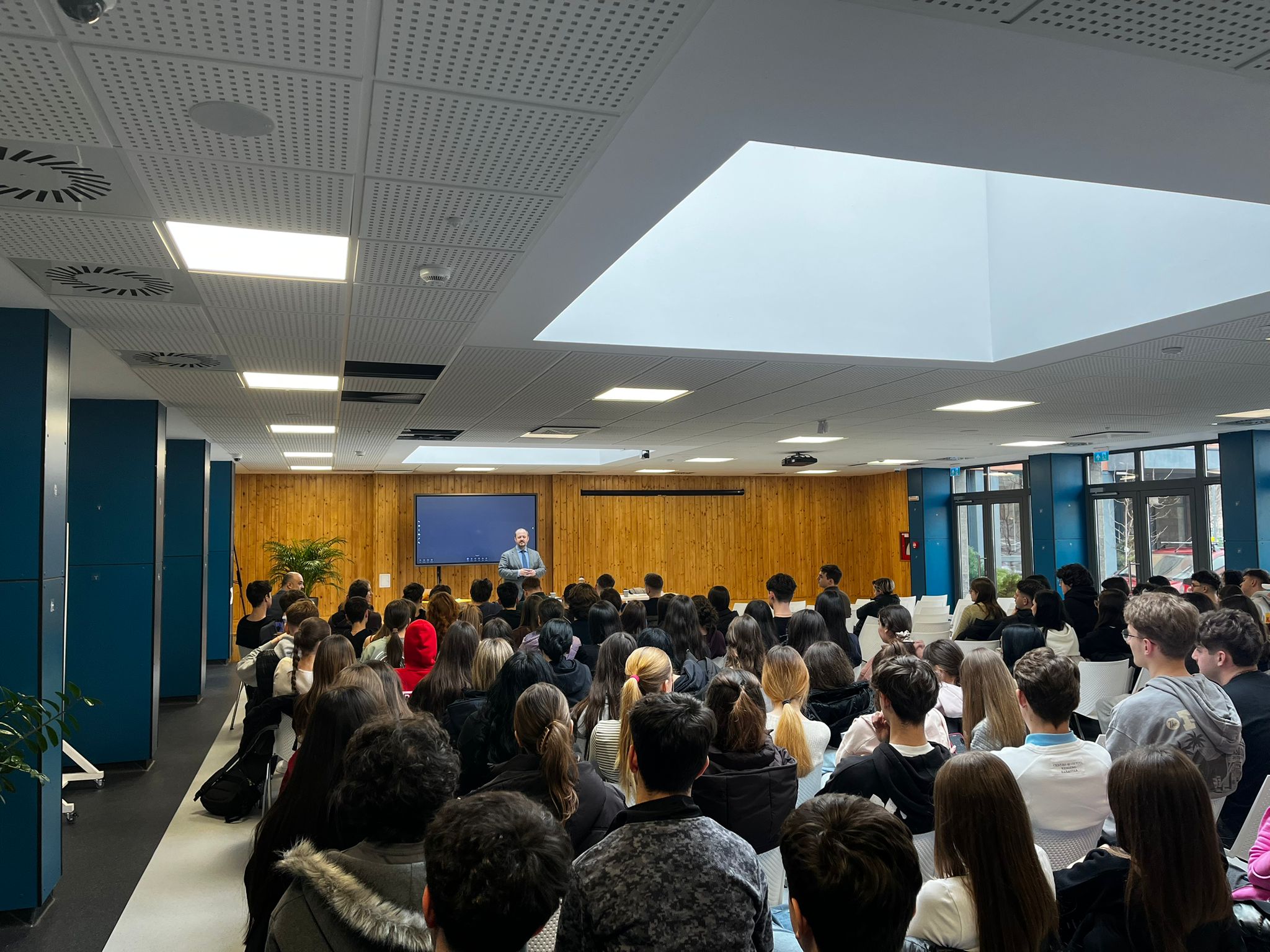 Facultatea merge la liceu